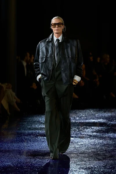 Look 10